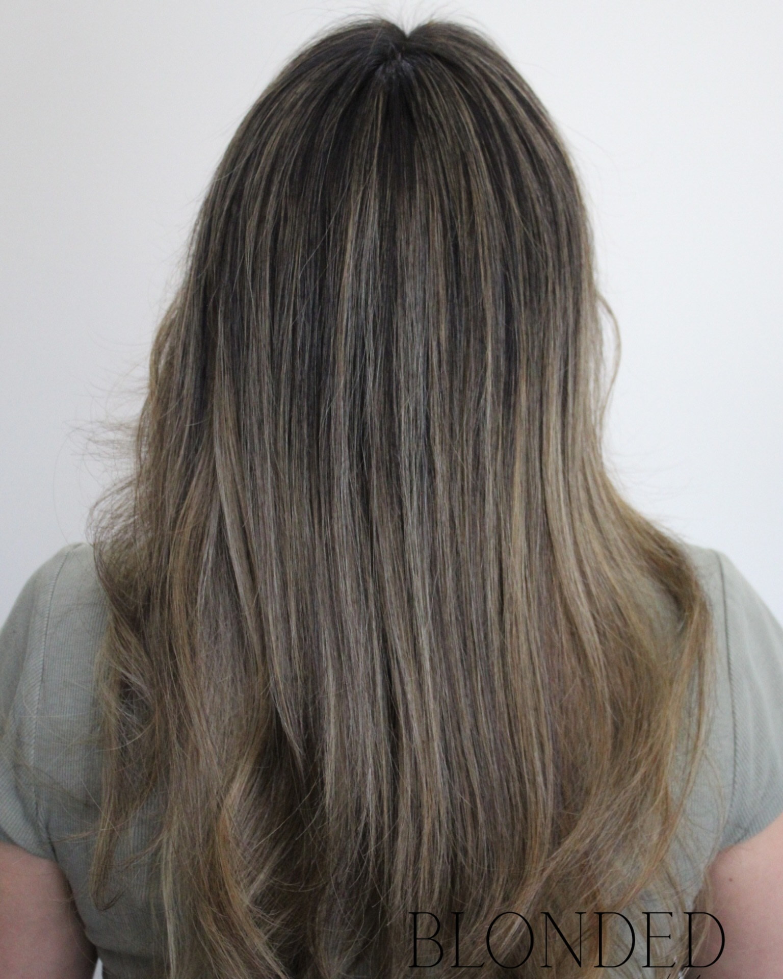Balayage with peeks of highlights — Lived-in bronde with a soft grow-out
