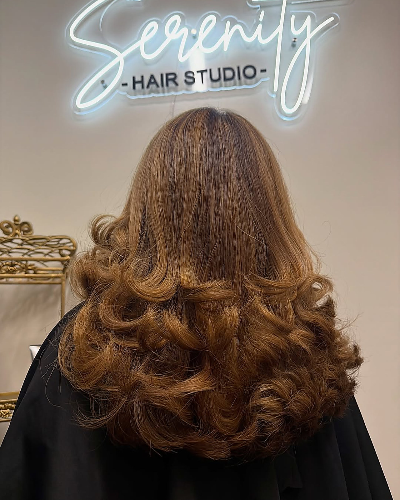 Highlift color, no bleach — Soft highlights on virgin dirty blonde, round-brush finish